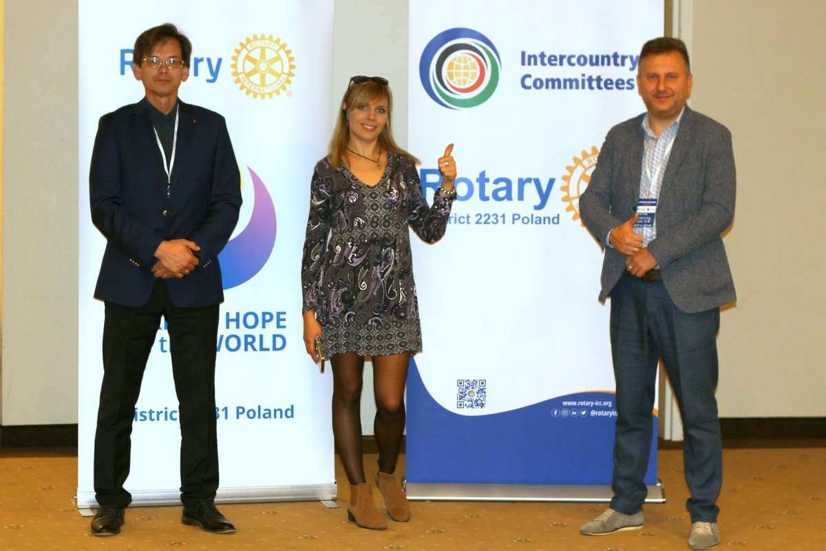 Troje członków klubu przed rollupami Rotary Dystrykt 2231 Polska i Intercountry Committees podczas seminariów szkoleniowych w Kielcach