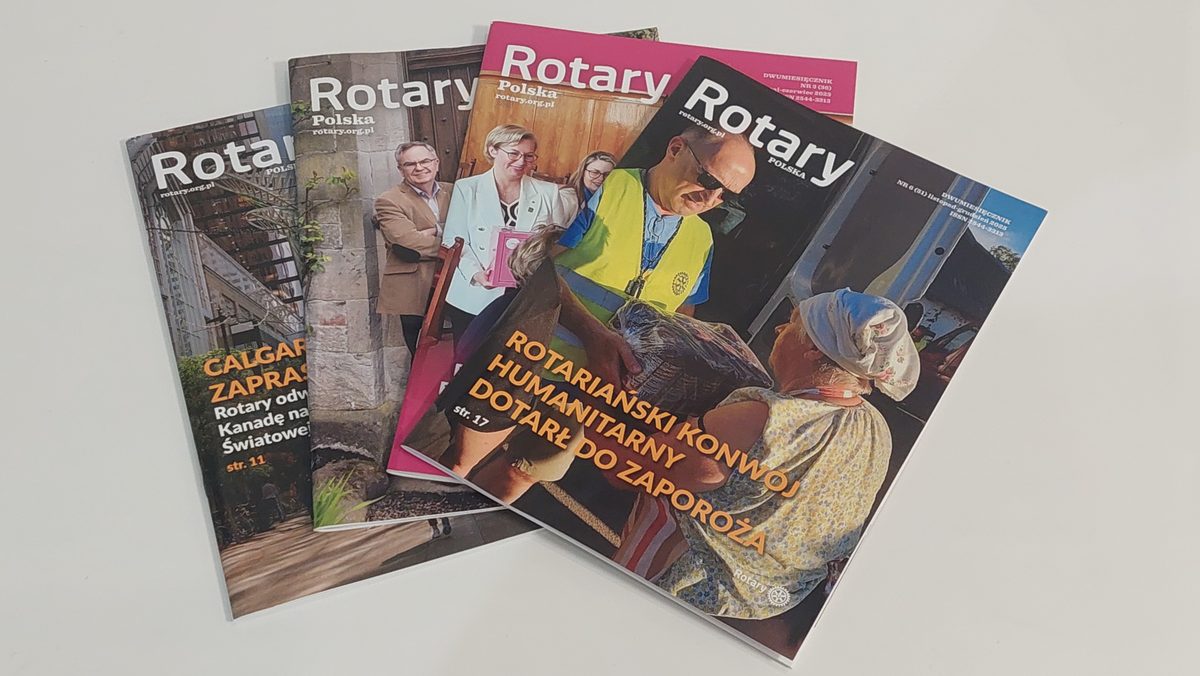 Cztery numery magazynu „Rotary Polska” rozłożone wachlarzem na jasnym blacie