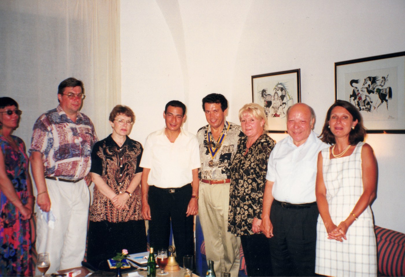 Grupa rotarian i gospodarzy pozuje do zdjęcia we wnętrzu; jeden z mężczyzn ma na szyi prezydencki łańcuch Rotary
